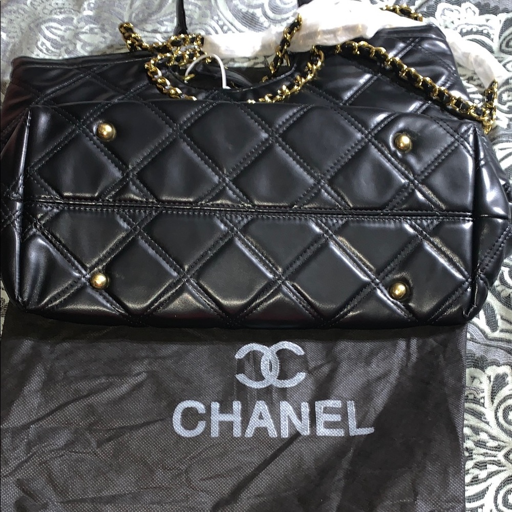 Black and Gold Quilted Shoulder Bag with Chain Straps - Picture 4 of 4